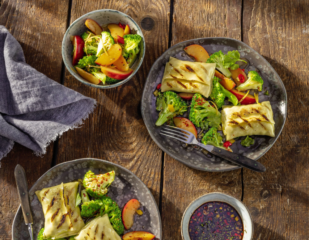 Gegrillte Frischkäse-Spinat-Taschen mit Brokkoli-Pflaumen-Salat ...