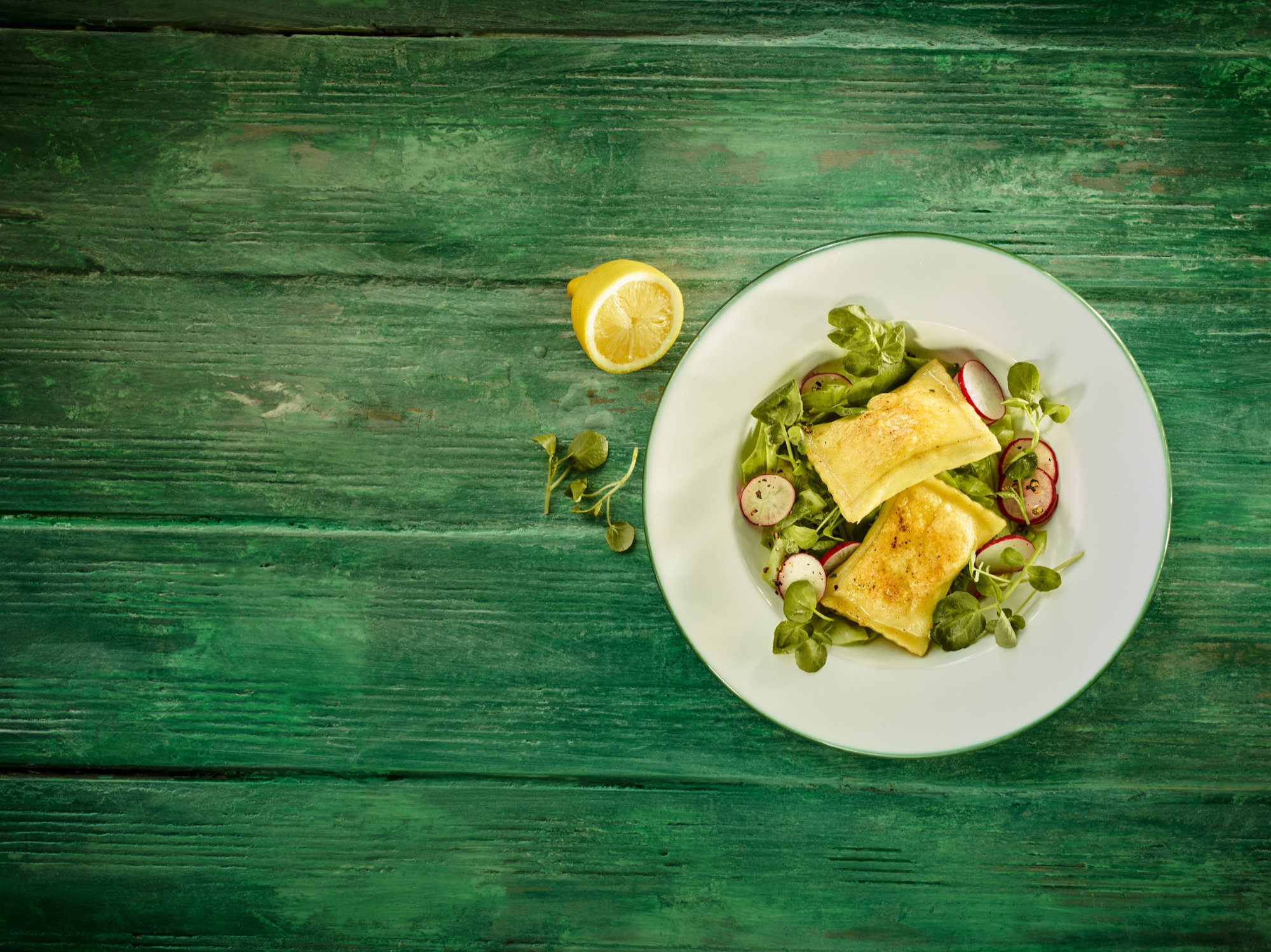 Maultaschen auf Spitzkohl-Radieschen-Salat