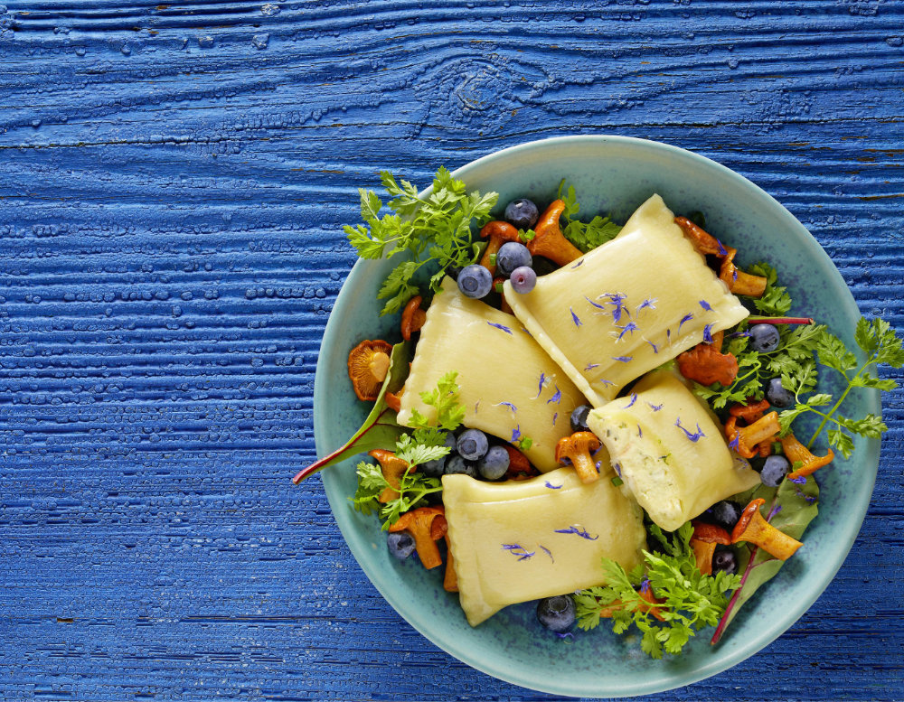 Maultaschen mit Pilzsalat und Blaubeeren