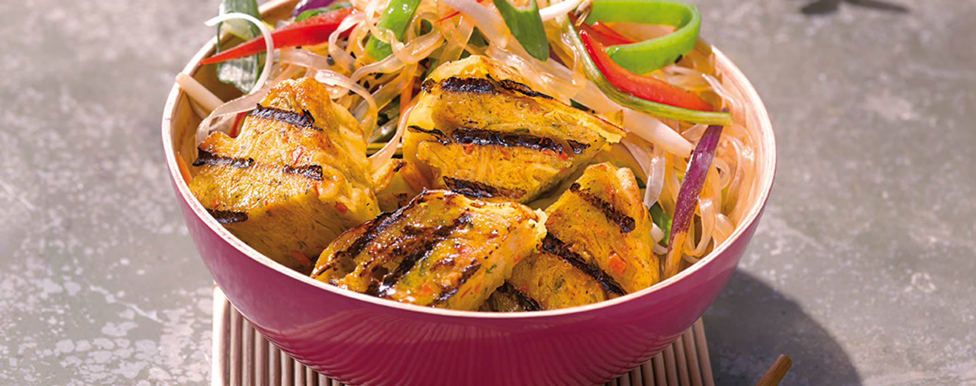 Maultaschen auf asiatischem Wokgemüse