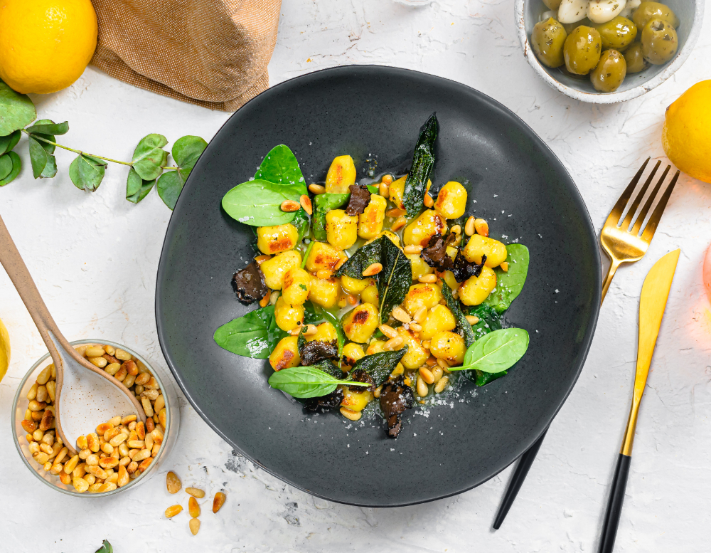 Gnocchi mit Trüffelbutter, Babyspinat und Pinienkernen
