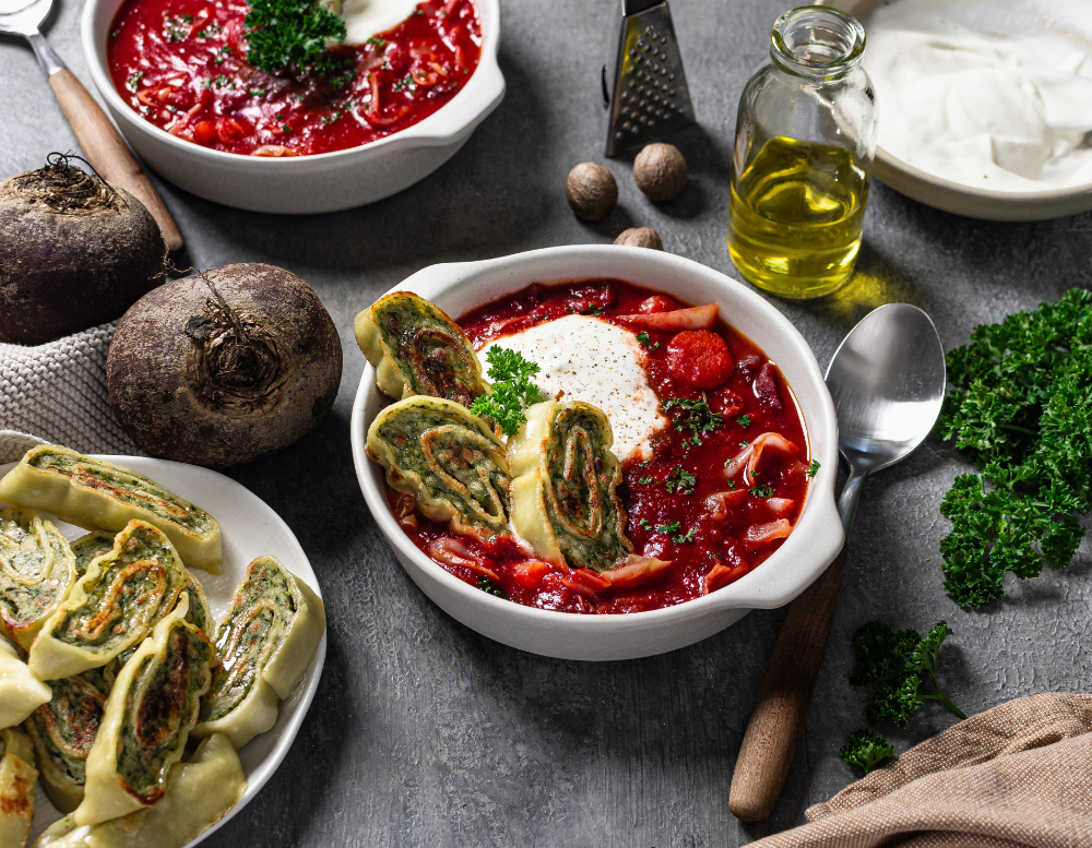 Borschtsch mit gerollten Maultaschen und Muskat-Creme-Fraiche
