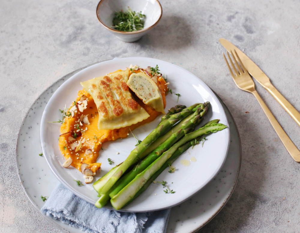 Süßkartoffel-Möhren-Püree mit gebratenem Spargel und Maultaschen