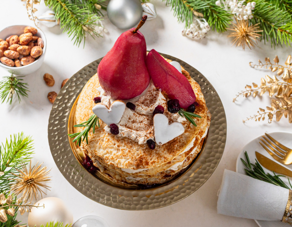 Weihnachtstorte mit Zimtsahne und glasierten Birnen