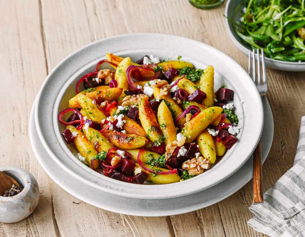 Schupfnudeln mit Rote Beete, Feta, Walnüsse und Rucola Pesto